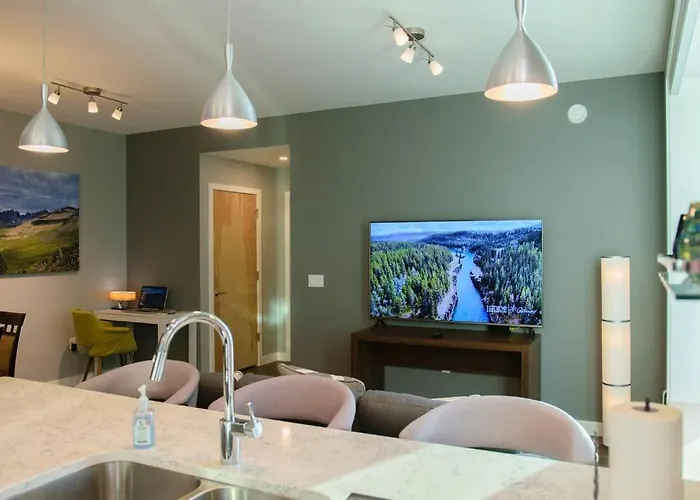 Bright Modern Stylish Condo In Heart Of Downtown
