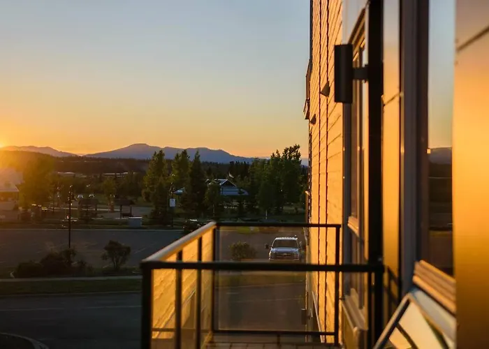 Bright Modern Stylish Condo In Heart Of Downtown