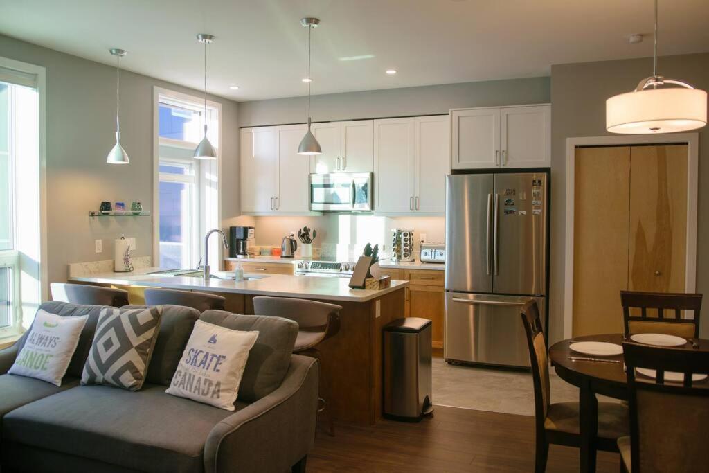 Bright Modern Stylish In Heart Of Downtown Apartment
