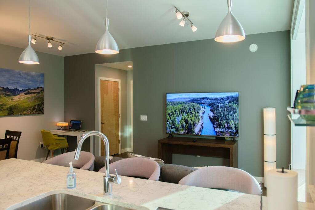 Bright Modern Stylish In Heart Of Downtown *